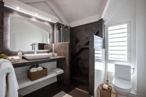 W łazience znajduje się umywalka i lustro. w obiekcie Baie Nettle Beach Villa 1130 w mieście Saint-Martin