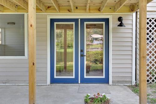 une porte bleue sur une maison avec terrasse couverte dans l'établissement Retreat for 2 @ Lake Talquin, à Tallahassee