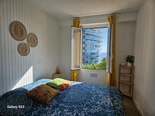 Villa Angelina في بوسولاي: غرفة نوم بها سرير ونافذة كبيرة