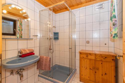 ein Bad mit einem Waschbecken und einer Dusche in der Unterkunft Appartment Lerch in Uttendorf