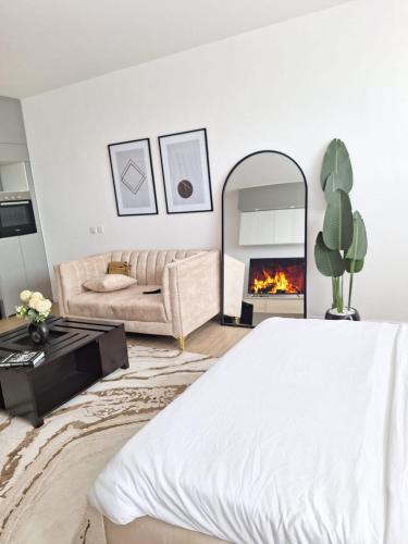 ein weißes Schlafzimmer mit Bett und Kamin in der Unterkunft Avana in Nairobi