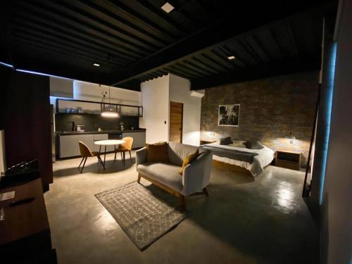 a living room with a couch and a bed at Loft hierro en excelente ubicación! in San Luis Potosí