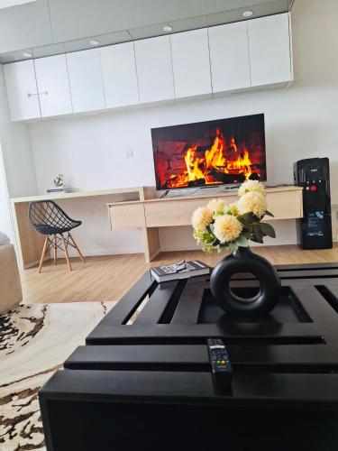 ein Wohnzimmer mit Kamin und Fernseher in der Unterkunft Avana in Nairobi