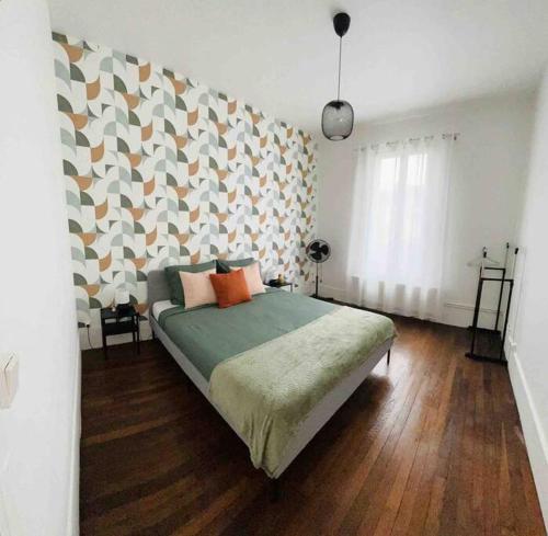 Ένα ή περισσότερα κρεβάτια σε δωμάτιο στο Bel appartement à Villemomble