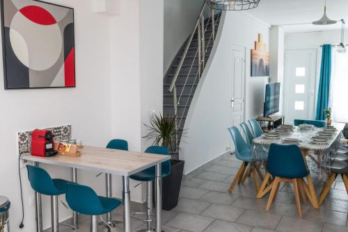 LoosにあるGrande maison familiale avec jardinのダイニングルーム(テーブル、青い椅子付)