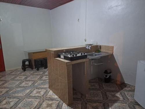 uma cozinha com um balcão e um lavatório num quarto em AP 2 - Apartamento Mobiliado Tamanho Família - Cozinha Completa em Macapá