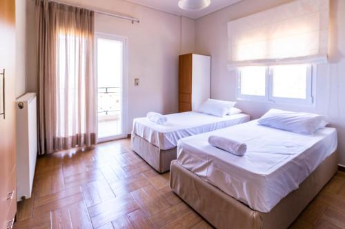 斯塔里斯的住宿－Astali Villa，酒店客房设有两张床和窗户。
