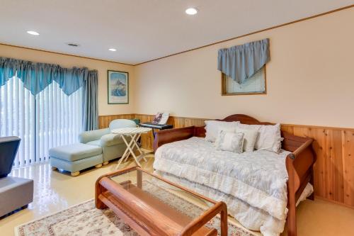 Ruang duduk di West Virginia Home with Deck on Golf Course