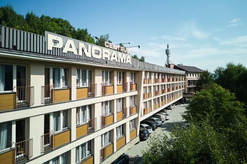 什切爾克的住宿－Ośrodek Wczasowy PANORAMA Szczyrk，上面有标志的建筑