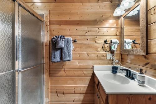 La salle de bains est pourvue d'un lavabo et d'une douche. dans l'établissement Epic Mountain Views, Hot Tub, Game Room, Sleeps 10, à Sevierville
