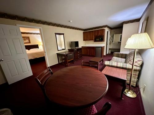 a living room with a table in a hotel room at The Stratton Inn in Princeton