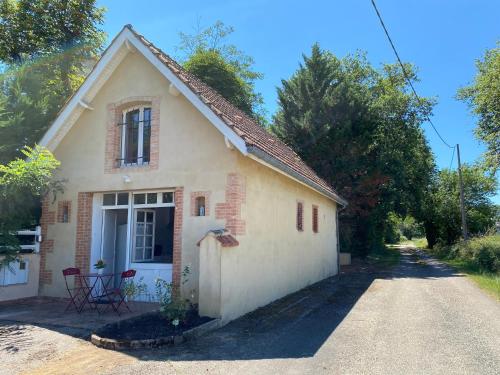 a small white house with a driveway at Gîtes du Moulin de Périssé in Fleurance