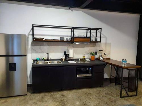 cocina con fregadero y nevera en Loft Bronce en excelente ubicación!, en San Luis Potosí