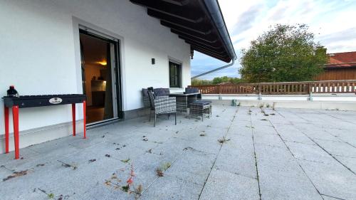 Un balcón o terraza de Ferienwohnungen am Simssee, Gutshof Alpenblick