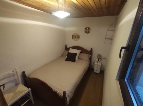1 dormitorio con 1 cama en una habitación pequeña en Terriña Salvaxe en Quiroga