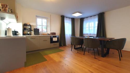 Una cocina o zona de cocina en Ferienwohnungen am Simssee, Gutshof Alpenblick