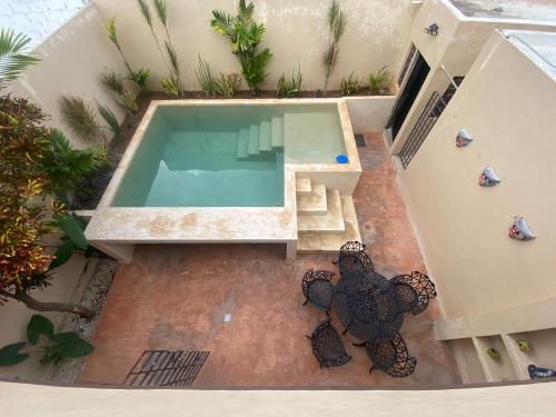 an overhead view of a swimming pool in a building at Casa del artista in Mérida