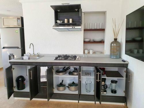 a kitchen with a sink and a counter with pots and pans at Hermoso departamento con excelente ubicación in San Luis Potosí