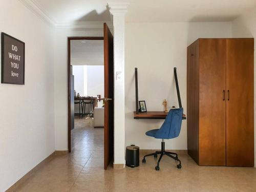 a room with a desk and a blue chair at Hermoso departamento con excelente ubicación in San Luis Potosí