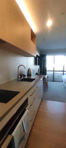 Η κουζίνα ή μικρή κουζίνα στο West Fitzroy Apartments