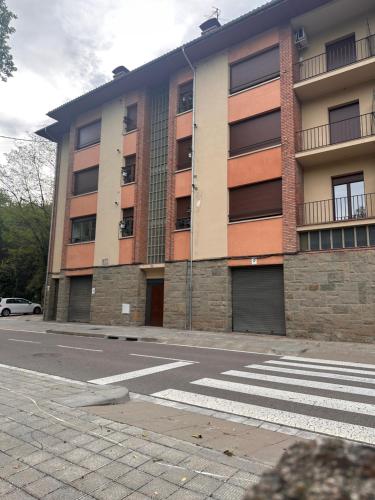 un edificio sul lato di una strada con un passaggio pedonale di El Bressol de la Muntanya a Ripoll