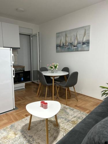 Η κουζίνα ή μικρή κουζίνα στο House Inn 2