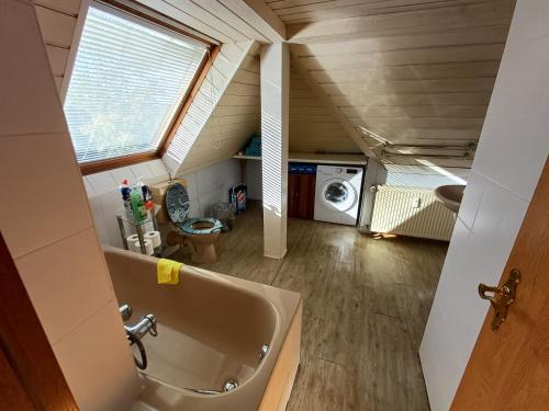 ein Badezimmer mit einem Waschbecken und einer Waschmaschine in der Unterkunft L8 Street-Hösbach-Four Bed Rooms Flat in Hösbach