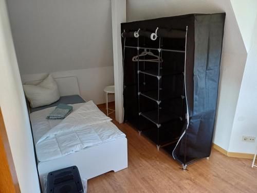 Kleines Zimmer mit einem Bett und einem Schrank in der Unterkunft L8 Street-Hösbach-Four Bed Rooms Flat in Hösbach