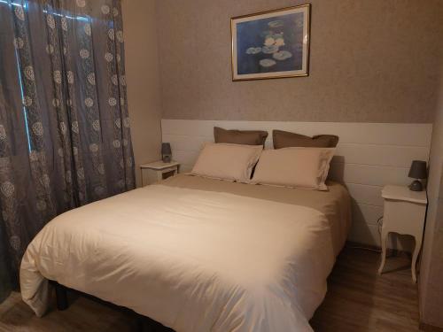 En eller flere senge i et værelse på Gite des Reguinelles