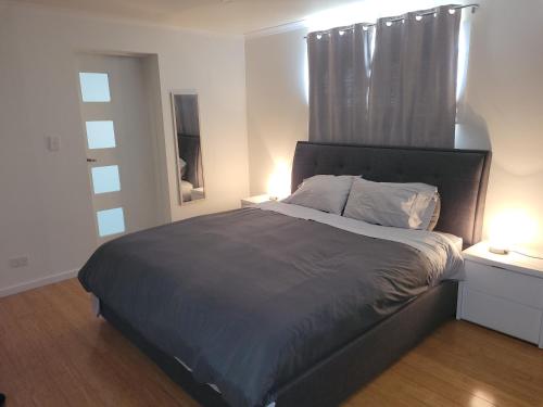 Ένα ή περισσότερα κρεβάτια σε δωμάτιο στο Spacious self contained unit - short walk to Grange Jetty