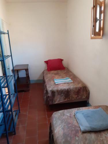 Cette petite chambre comprend deux lits et une échelle. dans l'établissement N3 Chambres dortoir partagé homme, à Béziers