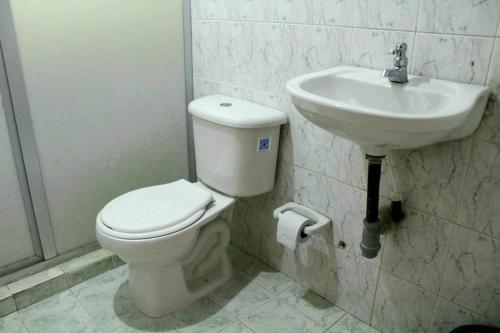 uma casa de banho com um WC e um lavatório em H B SULTAN SUITE em Cartagena de Indias