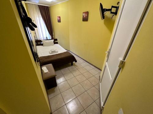 vista su una camera con letto e corridoio di Hotel Cisar a Lviv