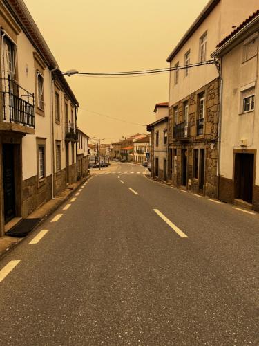 an empty street in a town with buildings at Casa da Vila - Apartamento duplex in Alpedrinha