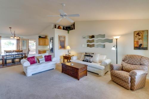 ein Wohnzimmer mit 2 Sofas, einem Tisch und Stühlen in der Unterkunft Peaceful Mesa Home with Community Amenities Access! in Mesa