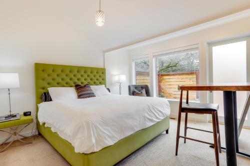 sypialnia z dużym łóżkiem z zielonym zagłówkiem w obiekcie Beautiful Seattle Home with Patio about 9 Mi to Downtown w mieście Seattle