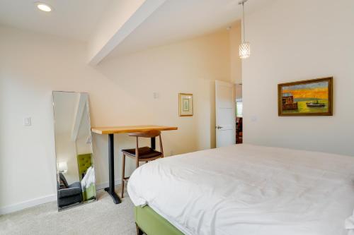 Ένα ή περισσότερα κρεβάτια σε δωμάτιο στο Beautiful Seattle Home with Patio about 9 Mi to Downtown