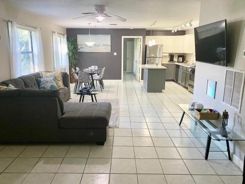 Η κουζίνα ή μικρή κουζίνα στο Sunshine Acre 2B 2B King Master Suite, BIG Yard