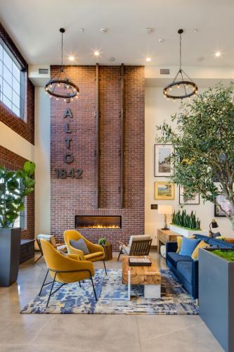 a lobby with furniture and a fireplace at Ayres Hotel Rialto Fontana in Rialto
