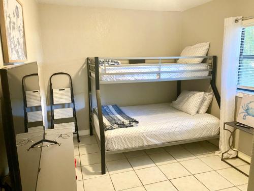 a room with two bunk beds in a room at Sunshine Acre. King Master Suite & BIG YARD in Davie