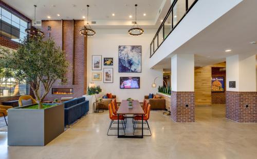 a dining room and lobby with a table and chairs at Ayres Hotel Rialto Fontana in Rialto