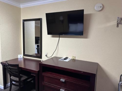 Télévision ou salle de divertissement dans l'établissement Galaxie Motel