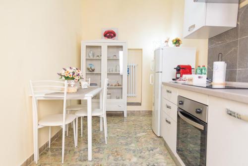 Kuchyň nebo kuchyňský kout v ubytování Appartamento in centro