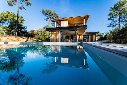 SPRING KEYWEEK - Contemporary villa with pool in the hea