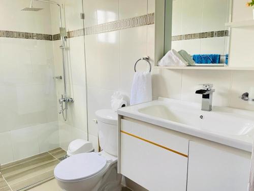 聖地亞哥洛斯卡巴的住宿－Harmony 2 Santiago，白色的浴室设有卫生间和水槽。