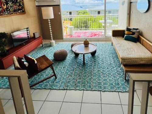 Χώρος καθιστικού στο Mont Vernon Top Secret Studio chic, plage et piscine
