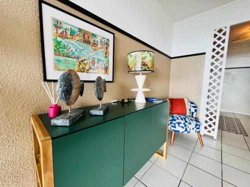 Χώρος καθιστικού στο Mont Vernon Top Secret Studio chic, plage et piscine
