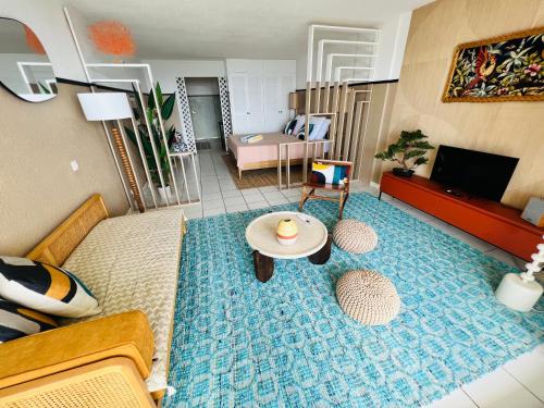 Χώρος καθιστικού στο Mont Vernon Top Secret Studio chic, plage et piscine