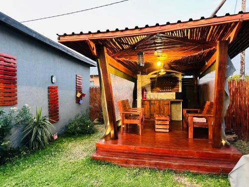 uma pérgola com cadeiras e uma mesa num quintal em Signature Boutique Guesthouse em Maun