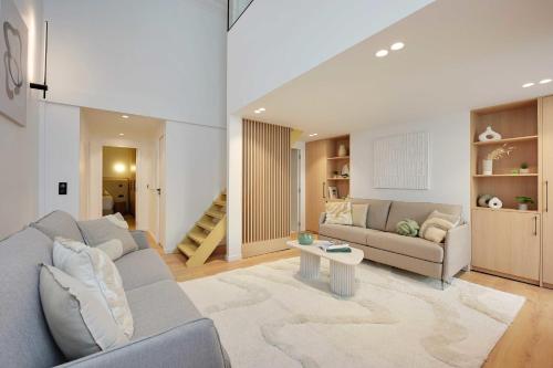 un salon avec un canapé et une table dans l'établissement Elegant apartment - 2BR-6P - Palais Royal, à Paris